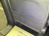 【収納】後部座席収納。散乱しがちな小物を収納するのに便利です。お子様のおもちゃやティッシュボックス、書類等様々なものの収納が可能です。