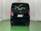 汚れが付着しやすいリヤガラスにはリヤワイパーが付いています。フロントのワイパーがONの時はシフトレバーをリバースに入れるとリヤワイパーがリンクして作動、クリヤーな視界が保てます