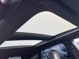【調光パノラマルーフ】車内の解放感が一気に上がる大型パノラマルーフに調光機能がプラス!日差しが強い時、シェードを閉めなくてもガラスの透明度を調整することで心地よい明るさに♪