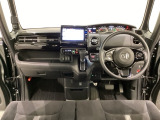 車内は光触媒抗菌消臭施工済です。スタイリッシュなデザインでスポーティなインパネ周りを演出します。グローブボックスやカップホルダーのほかにトレーなどたくさんの収納スペースが付いています。