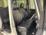 乗降がしやすい運転席。高さが調節できて小柄な方でも運転しやすいポジションをとることができます。