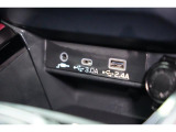 小物の収納に便利なセンタートレイには携帯等のデバイスの充電可能なUSB出力電源付です。