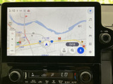 見やすい大型ディスプレイが、運転をサポート。ナビゲーション機能に加え、様々な情報を表示します。安全で快適なドライブを支援します。
