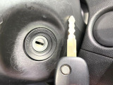 【キーレス】少し離れた場所からでもボタン一つでドアの開錠・施錠ができるのでとっても便利!ドアの鍵穴周りに傷をつけることもありません♪