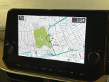 【メーカー純正9インチナビ】インテリアに溶け込むスタイリッシュな「専用設計」メーカーナビを装備♪視認性や操作性など基本性能にも優れ、より上質なカーライフをお楽しみいただけます。