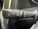 雨天時でもクリアな視界を確保するワイパーレバー。様々な設定で、運転状況に応じた操作が可能です。