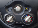 【マニュアルエアコン】ダイヤルを回して簡単に温度調整ができます。車内も快適ですね!
