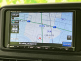 鮮明な地図表示で、目的地までのスムーズな道案内をサポートします。初めての場所でも安心ですね。