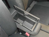 運転席と助手席の間のひじ掛けの中に小物を入れるスペースがあります!