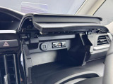 運転席正面に配置された便利な収納。蓋を開ければ、中にはスマートフォン等の接続に便利なUSBポートと、スッキリ収まるETC車載器が内蔵されています。