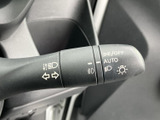 操作しやすい位置に配置されたウインカーレバー。スムーズな操作で、安全な車線変更をサポートします。日常の運転がより快適になります。