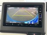 バック時の視界を広げ、安全な駐車をサポート。狭い場所でもスムーズに駐車できます。