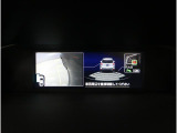 後退時には、リヤの4つのセンサーが障害物を検知し、必要に応じてブレーキが作動するよう設計されています。サイドビュー映像も表示され、周囲を確認しやすく、見えにくいガレージへの車庫入れも安心です。