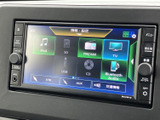 CDやSDカード、Bluetoothなど、多彩なソースに対応。お好みの音楽で、車内を心地よい空間に変えられます。長距離移動も楽しくなりますね。