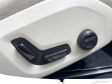 【メモリー機能付きパワーシート】ドライバーごとに設定したシート位置を記憶して、ボタン一つで切り替えできる便利な機能!運転する方が複数名いらっしゃるご家庭におすすめです。
