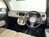 運転席まわりです。 各操作スイッチは使いやすい位置に配置されてます。