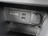 CD/DVD再生プレーヤーは装備されておりませんがフルセグTVチューナー、USB端子やブルートゥースオーディオは備えています。