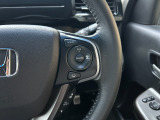 予め設定した速度で定速走行。先行車に近づいたら、システムが先行車との距離や速度差を測定し、自動的に加減速。適切な車間距離を維持しながら追従走行します。
