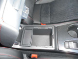 運転席アームレスト付きです。便利な収納スペースもあります☆