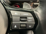 【アダプティブ・クルーズ・コントロール】予め設定した車速内でクルマが自動的に加減速。 前走車との適切な車間距離を維持しながら追従走行し、高速道路でのドライバーの疲労を軽減してくれる嬉しい機能付♪