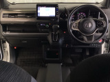 車内は光触媒抗菌消臭施工済です。インパネ周りはスタイリッシュなデザインです。グローブボックスやカップホルダーのほかにトレーなどたくさんの収納スペースが付いています。