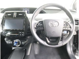 まるで自宅に居るようにリラックスできる運転席です。外の喧騒を忘れさせてくれますね。見やすいメーターと操作しやすいスイッチ類もいいですね.