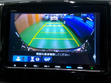 バックカメラの画像です。ガイドラインがスムースな車庫入れをサポートいたします。車庫入れの安心感がアップしますね。