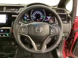 ハンドルにHondaセンシング系のクルーズコントロールやレーンキープアシストなどのスイッチと、オーディオの操作スイッチが装備されています。ハンドルから手を離さず安全に操作できます。