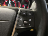 【ステアリングスイッチ】運転中、前方から目線をそらさずにオーディオ等の操作ができるよう、適切に配置されたスイッチ類。安心&快適なドライブを演出してくれる便利な機能です。