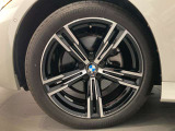 BMWの純正アロイホイールは軽量かつ強度にも優れているホイールで走行性能を引き上げる設計になっております。足元にもBMWは妥協がなくこだわっている個所になります。