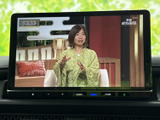 後席のお客様も楽しめるモニター画面。動画やテレビ番組などを視聴でき、長距離移動も退屈させません。快適な空間を提供します。