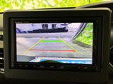 後方確認をサポートするモニター。駐車時の安全性向上に貢献し、狭い場所でも安心して操作できます。