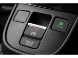 電子制御パーキングブレーキ。ブレーキホールドをONにすれば、ブレーキペダルから足を離しても、停車状態が続きます。アクセルを踏めばブレーキが自動で解除され、発進が可能。信号待ちの間などに便利な機能です。