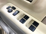 【電動格納ミラー】サイドミラーは電動格納式となっており、狭い駐車場でもキズがつくリスクを抑えられます。
