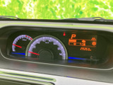 視認性の高いメーター類で、運転に必要な情報をしっかり把握できます。デジタル表示で、走行距離や水温なども一目で確認可能です。