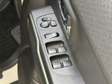 【パワーウィンドウ集中スイッチ】運転席のパワーウィンドスイッチ位置には運転以外の窓の開閉・ロック機能も付いています