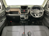 【インパネ】運転のしやすさを最優先に設計された見晴らしの良いフロントビュー。車両間隔が掴みやすく狭い道でも安心♪「安全」と「品質」を最優先に、安心してお乗りいただけるクルマを提供いたします。