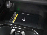 ◆ワイヤレス充電器◆ワイヤレス充電規格Qiに適合した機器を充電エリアに置くことで使用できます。