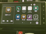 多彩な機能を備えた大型ディスプレイ。使いやすいインターフェースで、快適なドライブをサポートします。音楽やナビも直感的に操作できます。