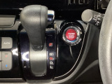 CVT車のセレクトレバーです。低速から高速まで、変速ショックのないスムーズな走りを実現するとともに、エンジン効率のよい領域を維持することで燃費にも貢献します。