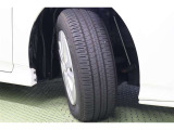 タイヤサイズ 195/65R15。スタイリッシュなデザインのホイールキャップ付アルミホイールを装着しています。