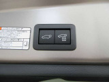 ボタンを押すだけでリアゲートが自動で開閉します!荷物を持っている時や、高い位置にあるバックドアを閉める際に便利な機能です♪