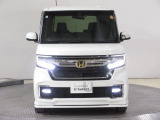 ハロゲンより明るく、より遠くまでさらなる安心感のあるLEDヘッドライトを採用。点灯忘れも防止できるオートライトコントロール機構付きです。