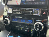 運転席と助手席(または前後席)でそれぞれお好みの温度設定ができる、便利なデュアルエアコンを搭載しております。「暑がり」「寒がり」といった体感温度の違いに合わせて個別に調整できます