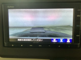 【バックカメラ】運転が苦手な方も車庫入れラクラクです!ギアをリバースに入れれば自動的に切り換わりますので、面倒な操作は不要です♪狭い駐車場もお車を傷つけず安心ですね!