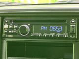 使いやすいインターフェースで、快適なドライブをサポート。CDやラジオに加え、外部機器との接続も可能です。音質にもこだわって、お気に入りの音楽を。
