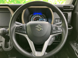 握りやすいステアリングは、ドライバーの負担を軽減。操作性も高く、スムーズな運転をサポートします。スポーティーなデザインも目を引きますね。