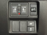 乗り降りに便利な電動スライドドアを装備しています。