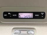 【リアオートエアコン】広い後部座席には必須の機能!風量や温度を自動で調整し前席と同様な車内環境にしてくれるリアオートエアコンを装備。夏の暑さも冬の寒さもストレスなく快適にお過ごしいただけます♪