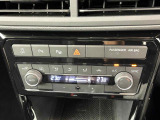 2ゾーンフルオートエアコン。運転席、助手席それぞれ独立して温度管理が可能です。花粉やダストを除去するフレッシュエアフィルターも装備され、クリーンな室内環境を保ちます。